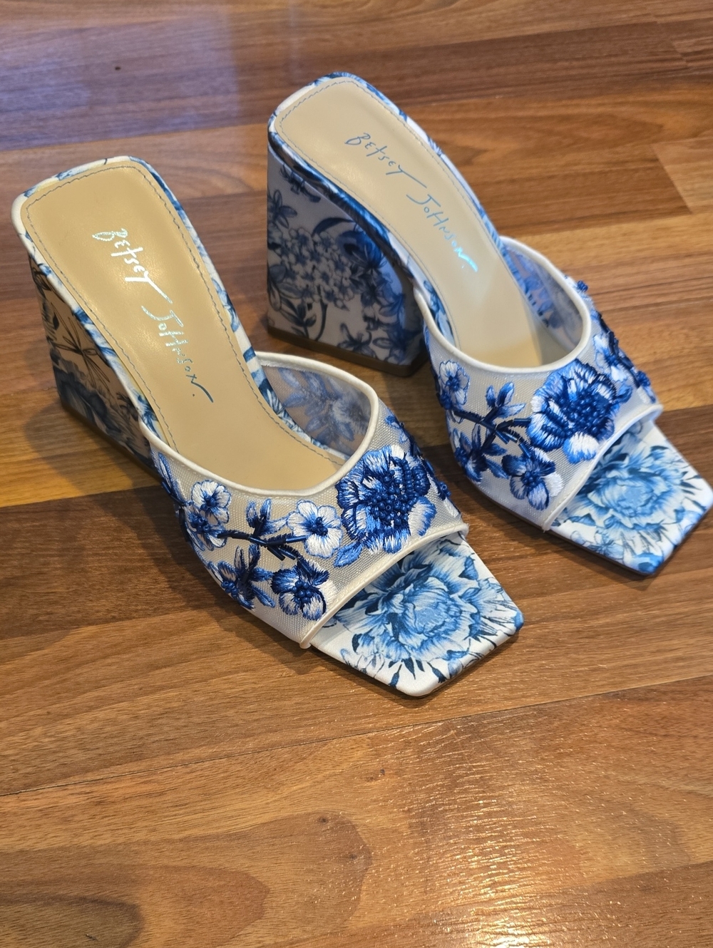 NWOT Betsey Johnson White and Blue Floral Block Heel Mules